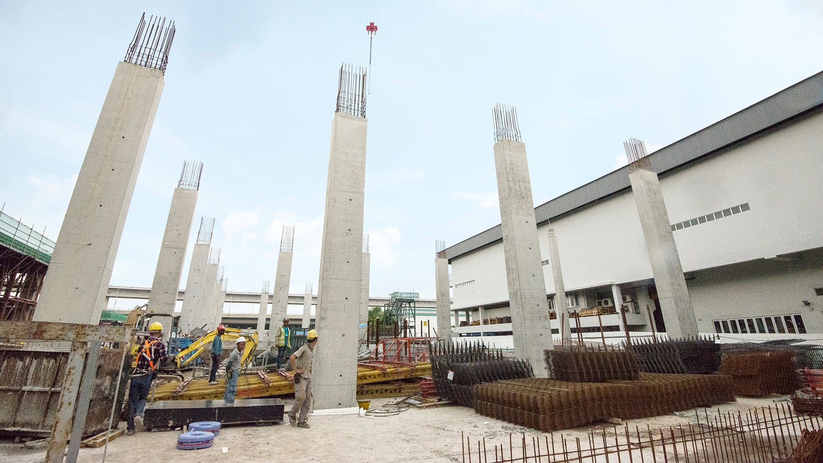 A nicely arranged 8 m high columns using VARIO GT 24 Column Formwork system.