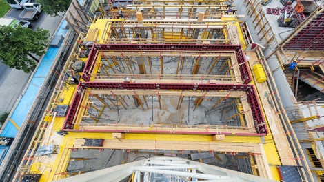 Mit Hilfe der MAXIMO Rahmenschalung werden die Unterzüge geschalt.