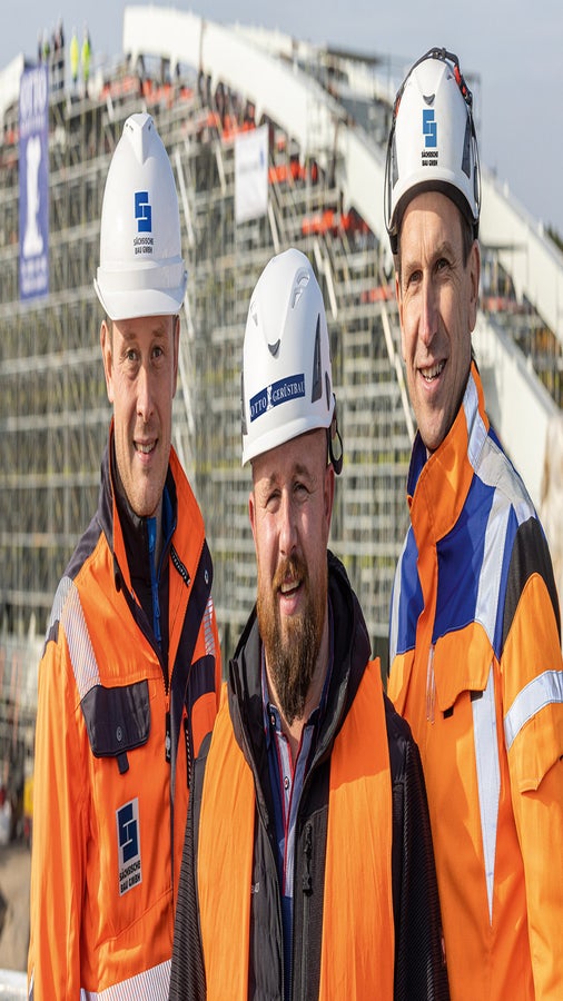 Einzigartige Baustellen erfordern einzigartige Lösungen. Auf der Suche nach einer Gerüstlösung, welche die Komponenten von Trag- und Arbeitsgerüst in einer Systemlösung vereint, kristallisierte sich die von PERI angebotene Lösung als die geeignetste heraus. Durch die frühzeitige Einbindung von Gerüstbau Otto konnten schon während der Planungsphase die Belange der praktischen Umsetzung einfließen und dahingehend optimiert werden, sodass sich die Gerüstbauarbeiten optimal in die engen Zeitfenster des Gesamtprojektes eingliederten. In einem gemeinsamen Kraftakt aller Beteiligten wurde die Umsetzung auf der Baustelle trotz extremem Zeitdruck zum Erfolg geführt.