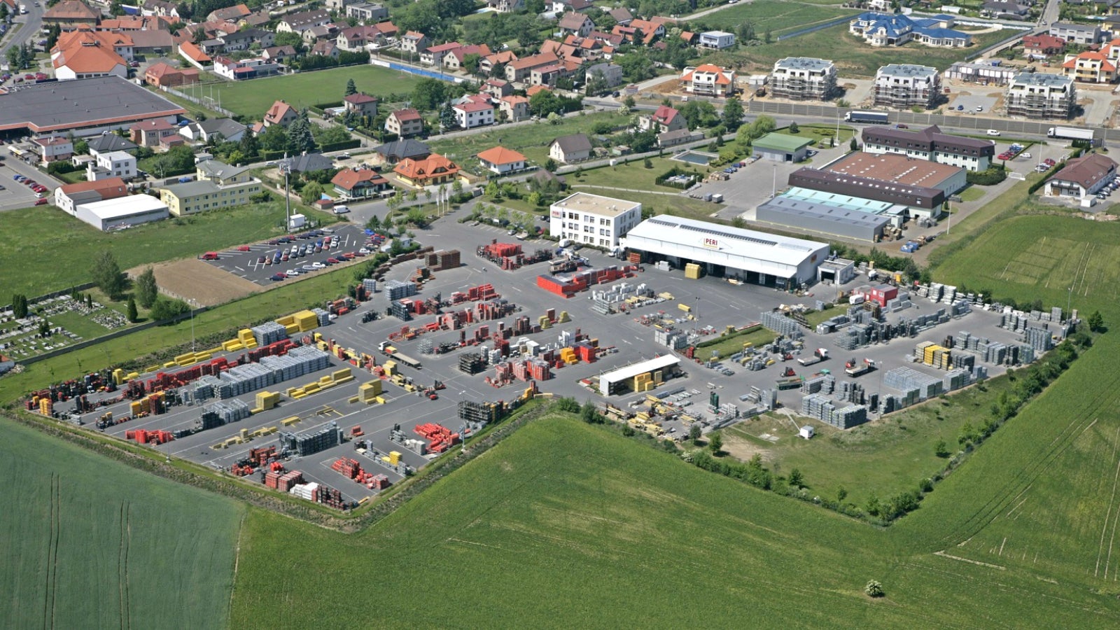 <p>Vyře&amp;scaron;en&amp;iacute; nedostačuj&amp;iacute;c&amp;iacute; kapacity skladu roz&amp;scaron;&amp;iacute;řen&amp;iacute;m&amp;nbsp;o 12 000 m<sup>2</sup>.</p><br/>