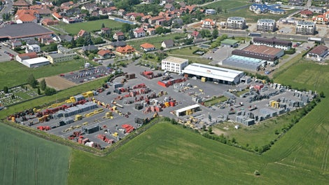 <p>Vyře&amp;scaron;en&amp;iacute; nedostačuj&amp;iacute;c&amp;iacute; kapacity skladu roz&amp;scaron;&amp;iacute;řen&amp;iacute;m&amp;nbsp;o 12 000 m<sup>2</sup>.</p><br/>