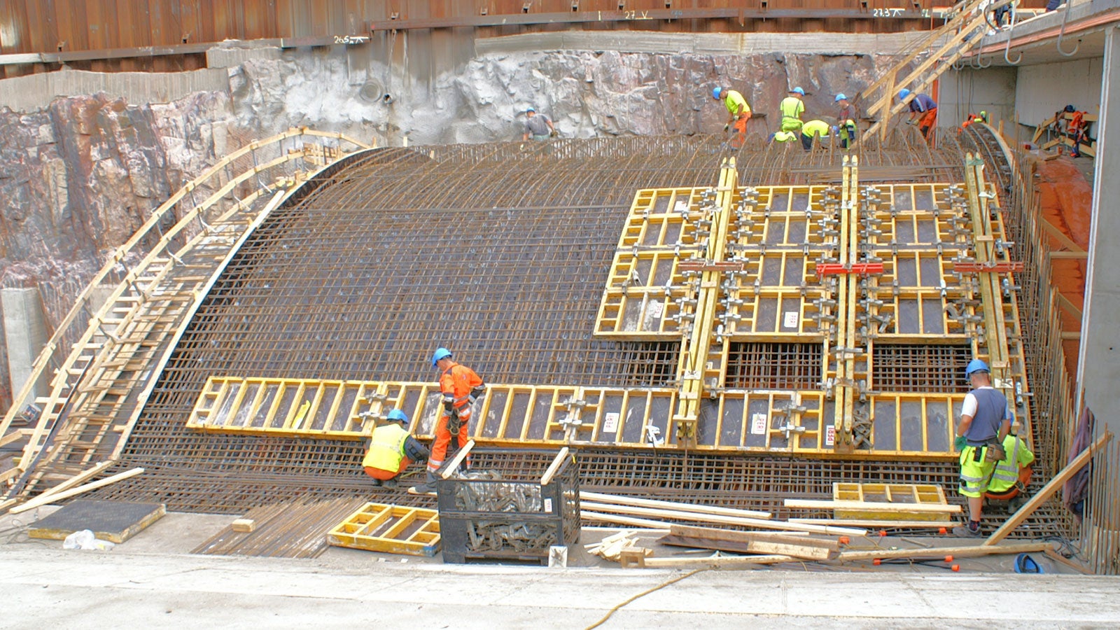 Kaarevan holvin vastamuottina käytettiin TRIO-muotin alumiinista versiota.