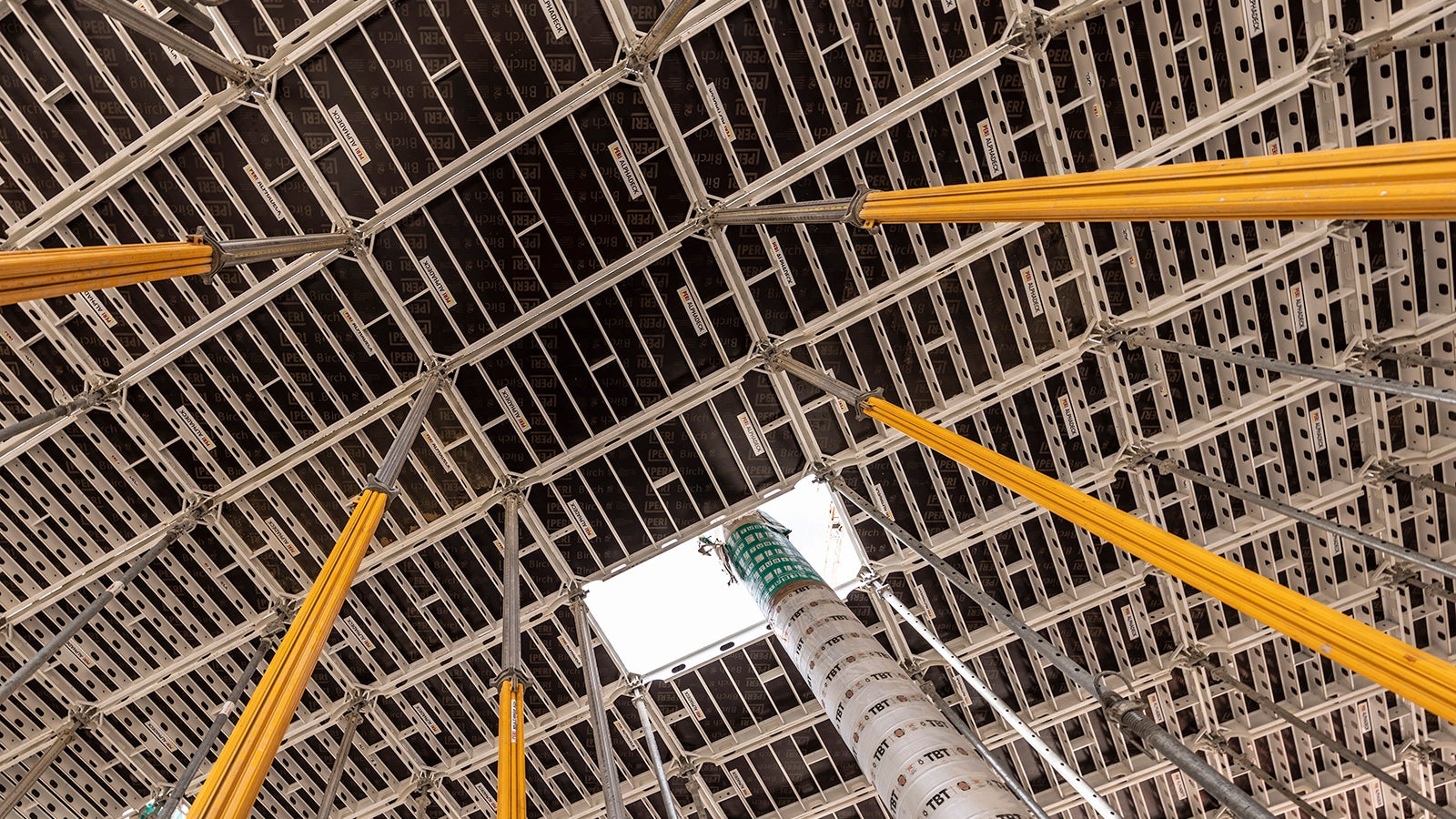 PERI kalitesindeki tekrar kullanılabilir alüminyum paneller sayesinde geleneksel kalıp yöntemlerine göre daha az keresteye ihtiyaç duyulur. Dahiyane düşer başlık sistemi sayesinde paneller daha erken çıkarılabilir ve sıradaki beton dökme işlemine hazır olurlar. Bu durum materyal gereksinimini de azaltarak hem zamansal hem ekonomik açıdan birçok avantaj sağlar.