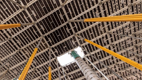 PERI kalitesindeki tekrar kullanılabilir alüminyum paneller sayesinde geleneksel kalıp yöntemlerine göre daha az keresteye ihtiyaç duyulur. Dahiyane düşer başlık sistemi sayesinde paneller daha erken çıkarılabilir ve sıradaki beton dökme işlemine hazır olurlar. Bu durum materyal gereksinimini de azaltarak hem zamansal hem ekonomik açıdan birçok avantaj sağlar.