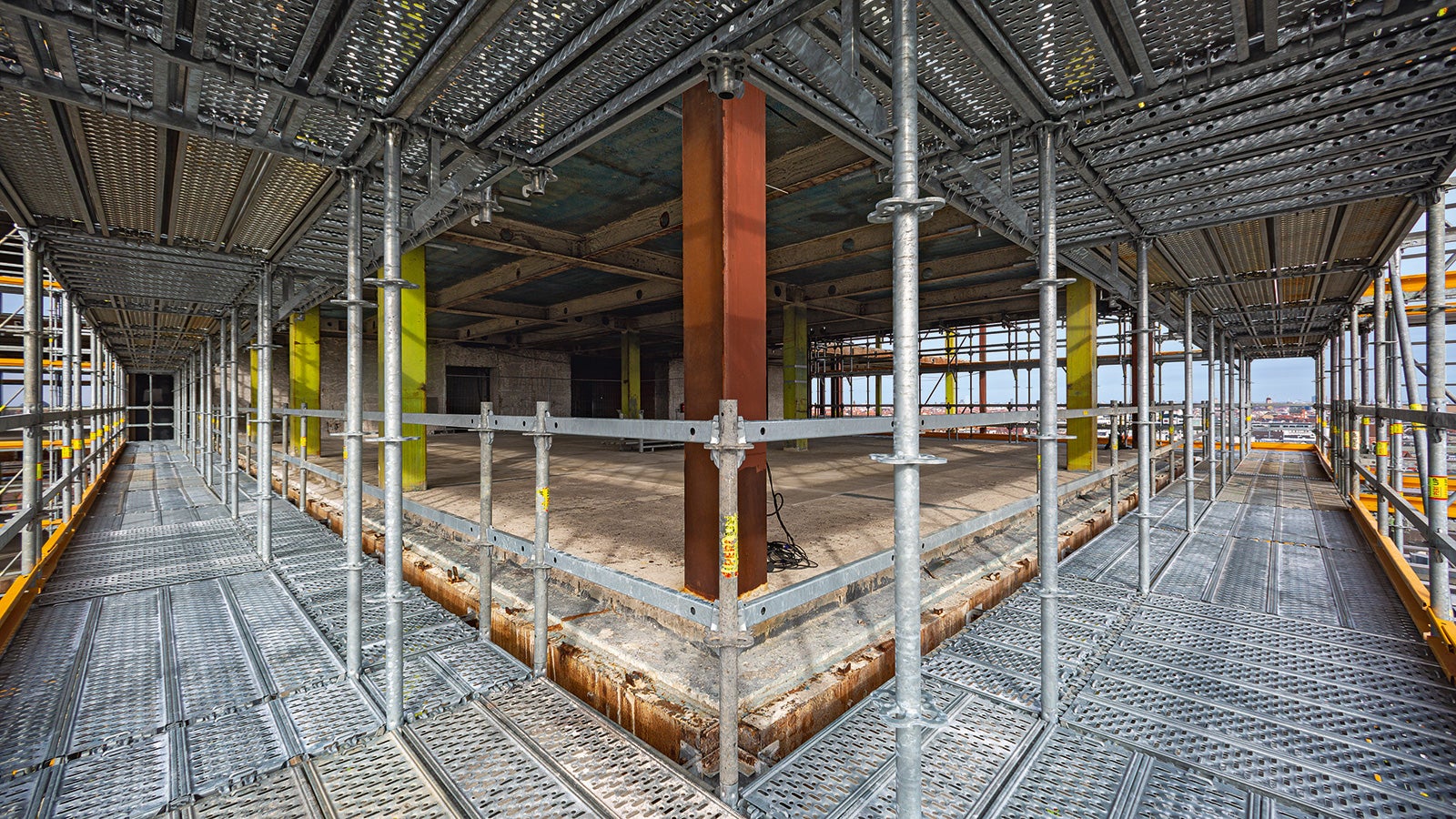 Bereits bei der Rohbauertüchtigung und Deckenrandsanierung sorgte PERI UP mit lückenlosen, stolperfreien Belagsebenen für eine sichere Arbeitsumgebung.