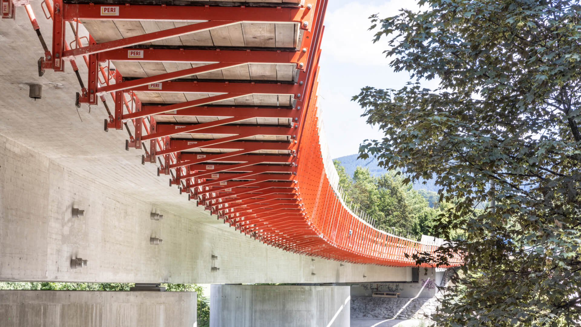 Die VARIOKIT Gesimskappenkonsole VGK im Einsatz bei der Sanierung der Isarbrücke in Bad Tölz.