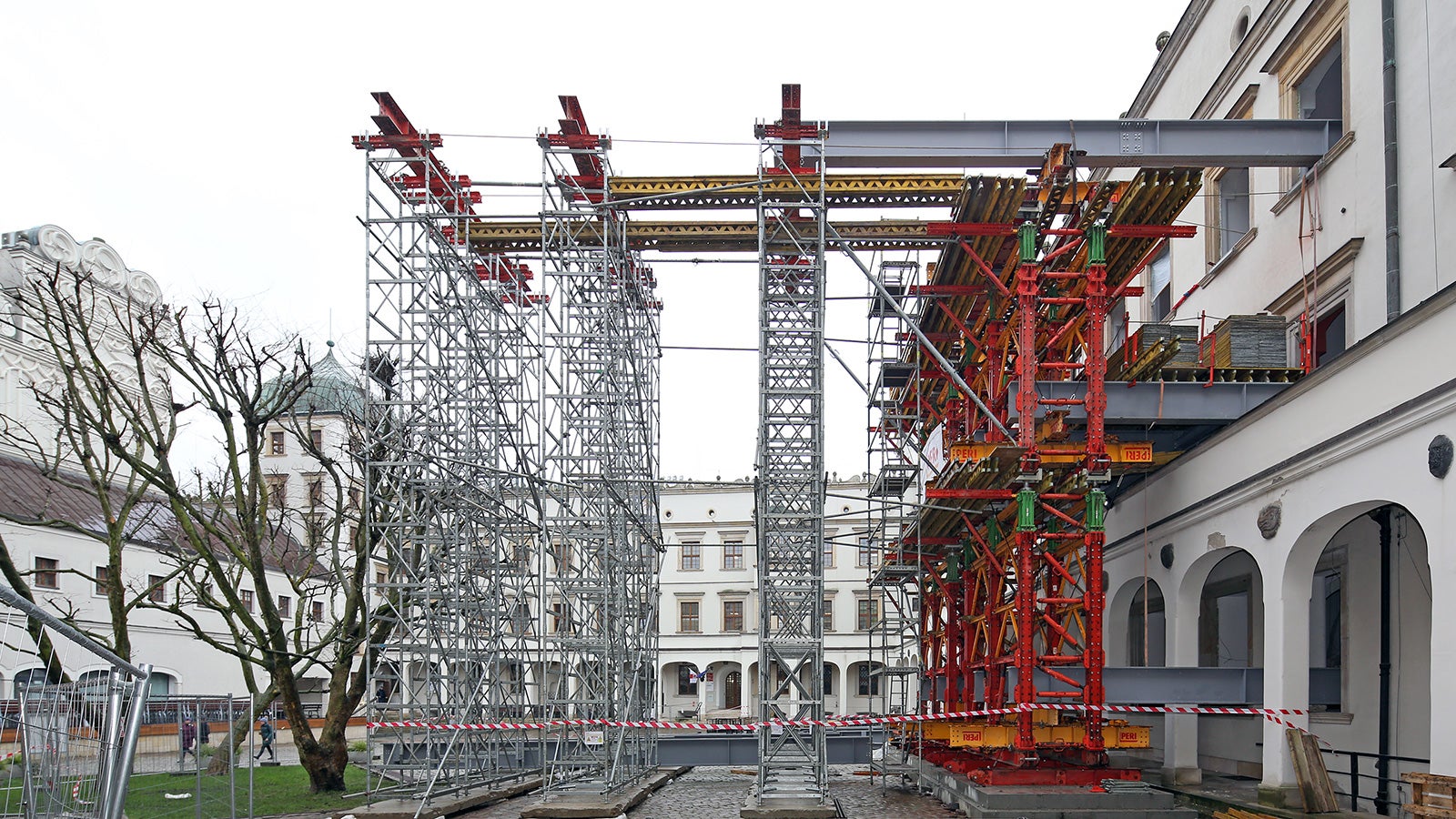 Zabezpieczenie miejsca katastrofy w Zamku Książąt Pomorskich - widok na podparcie na dziedzińcu służące do nasuwania awanbeku
