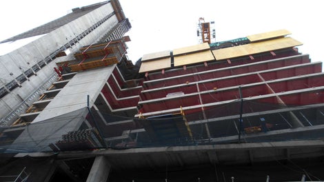 Los sistemas de autotrepado RCS-C y de protección RCS-C trabajando de manera simultánea en uno de los edificios más grandes de Colombia. 