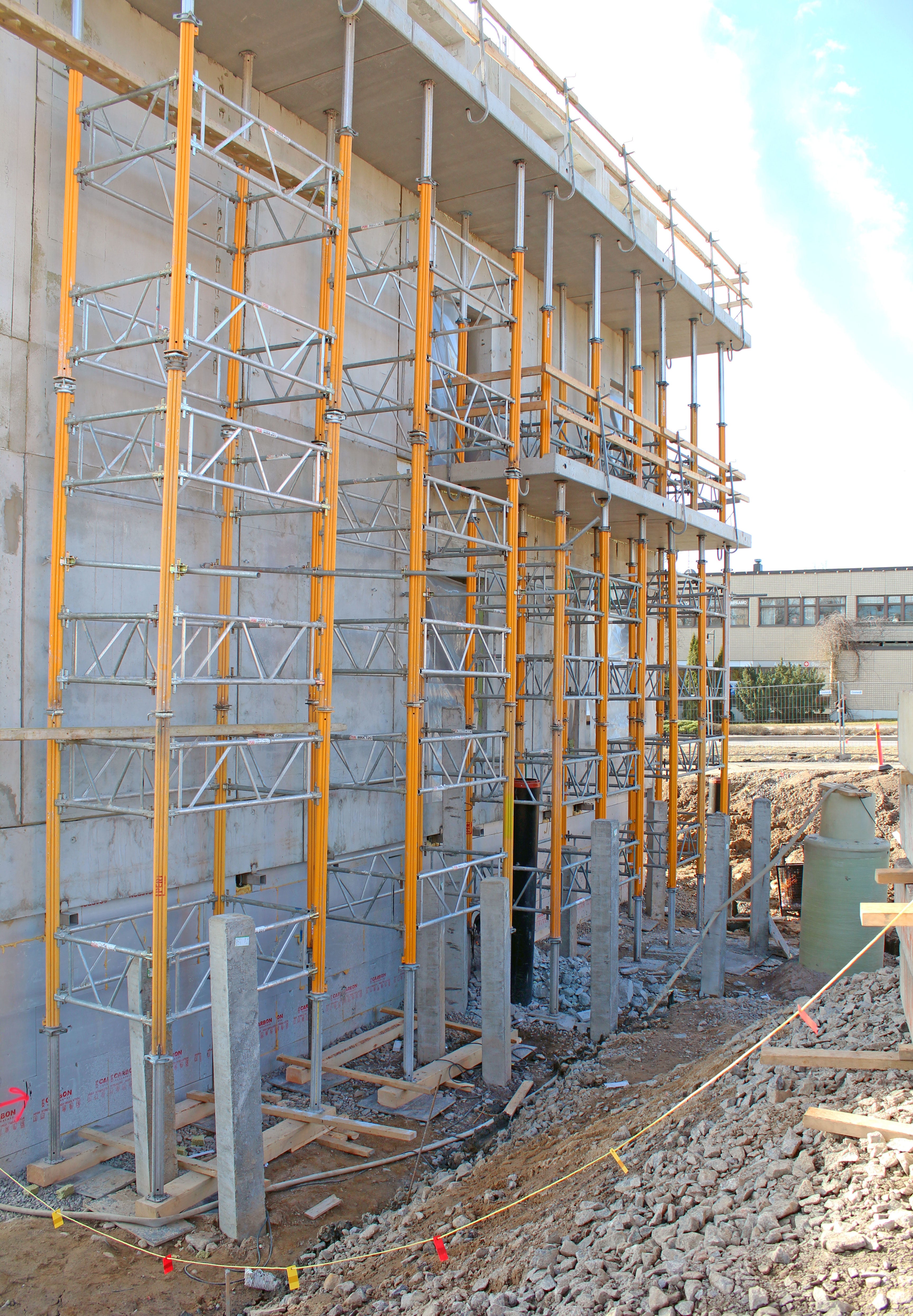 Ulokeparveketuentaa eripituisilla MULTIPROP-tukitorneilla.