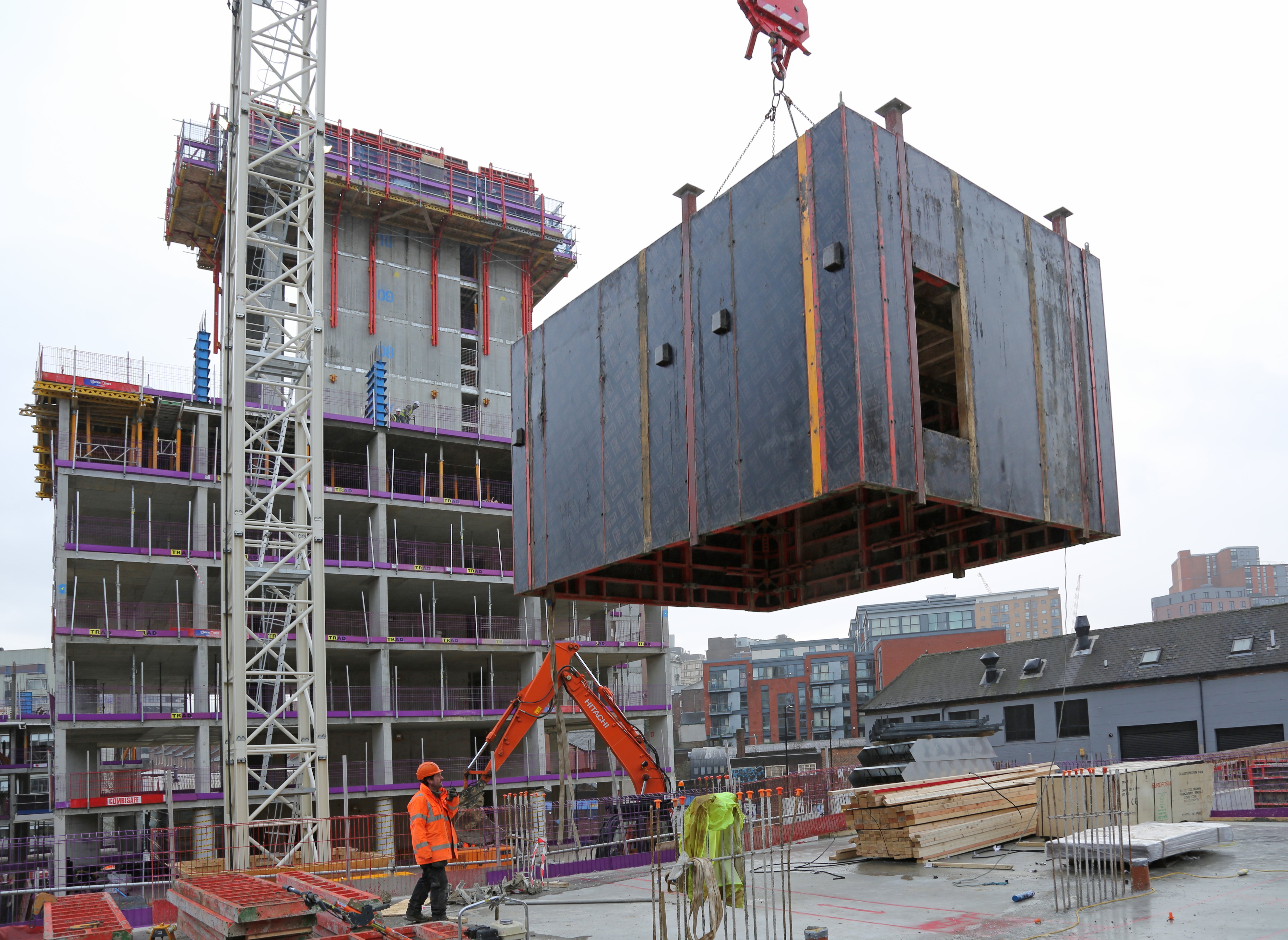 The platform and inner formwork were lifted into position ready for the next concrete pour