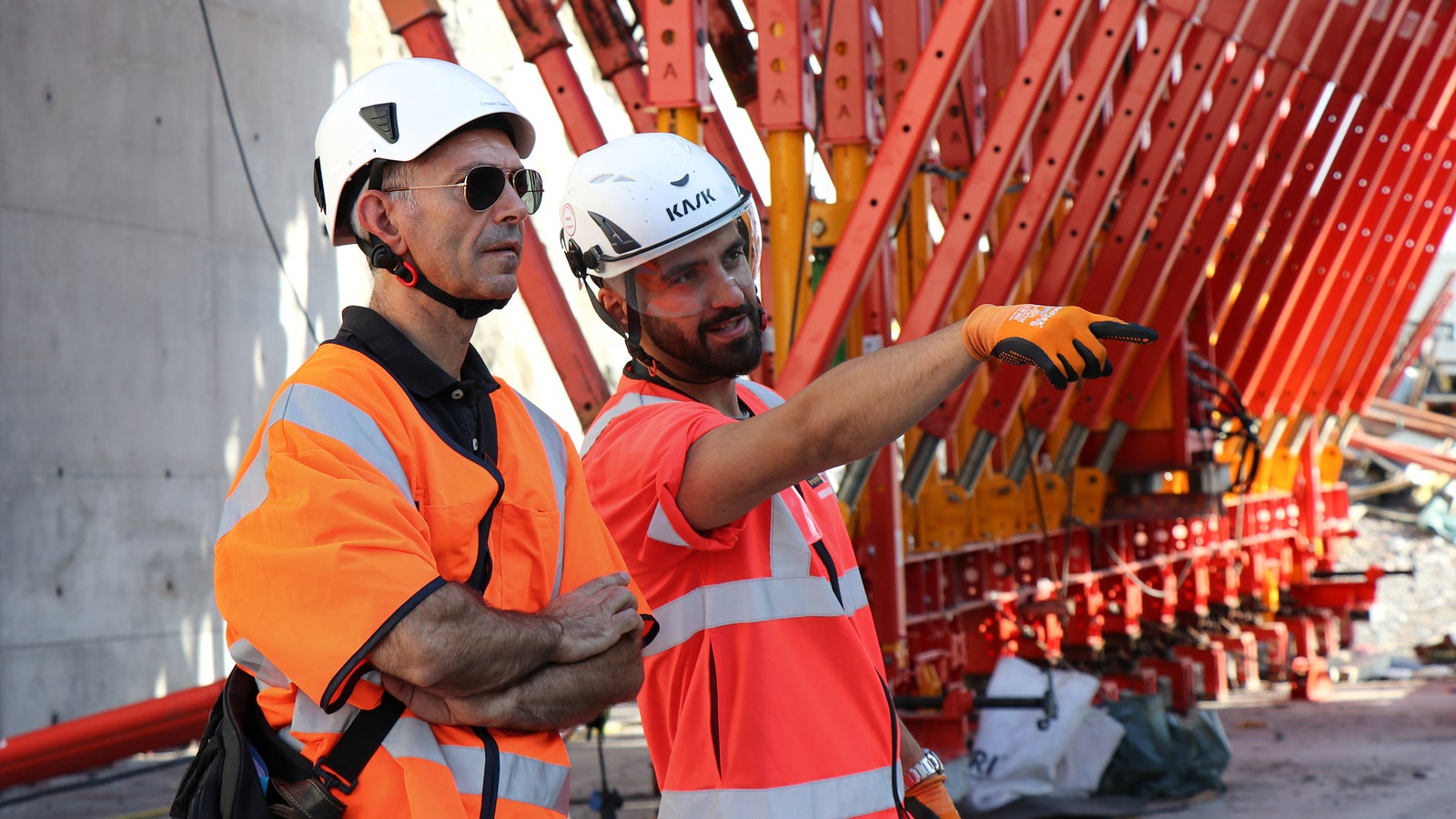 Ertekin Zekic, projektledare på PERI diskuterar projektet med Furkan Tanhan, projektingenjör på Implenia
