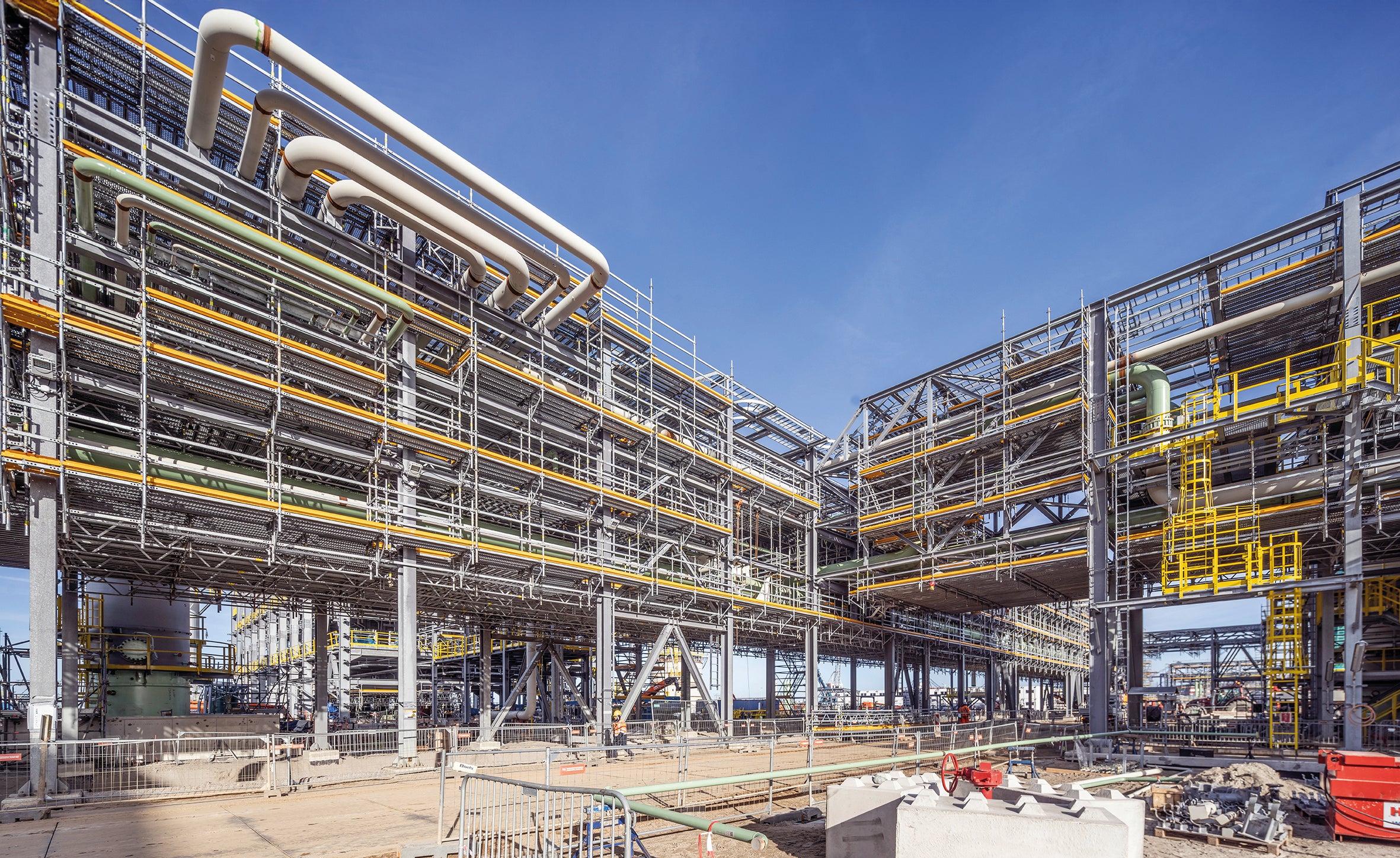 Las plataformas de trabajo suspendidas proporcionaron acceso seguro a todas las áreas de la refinería mientras continuaban los trabajos de excavación en la planta baja.<br/>(Foto: PERI SE)