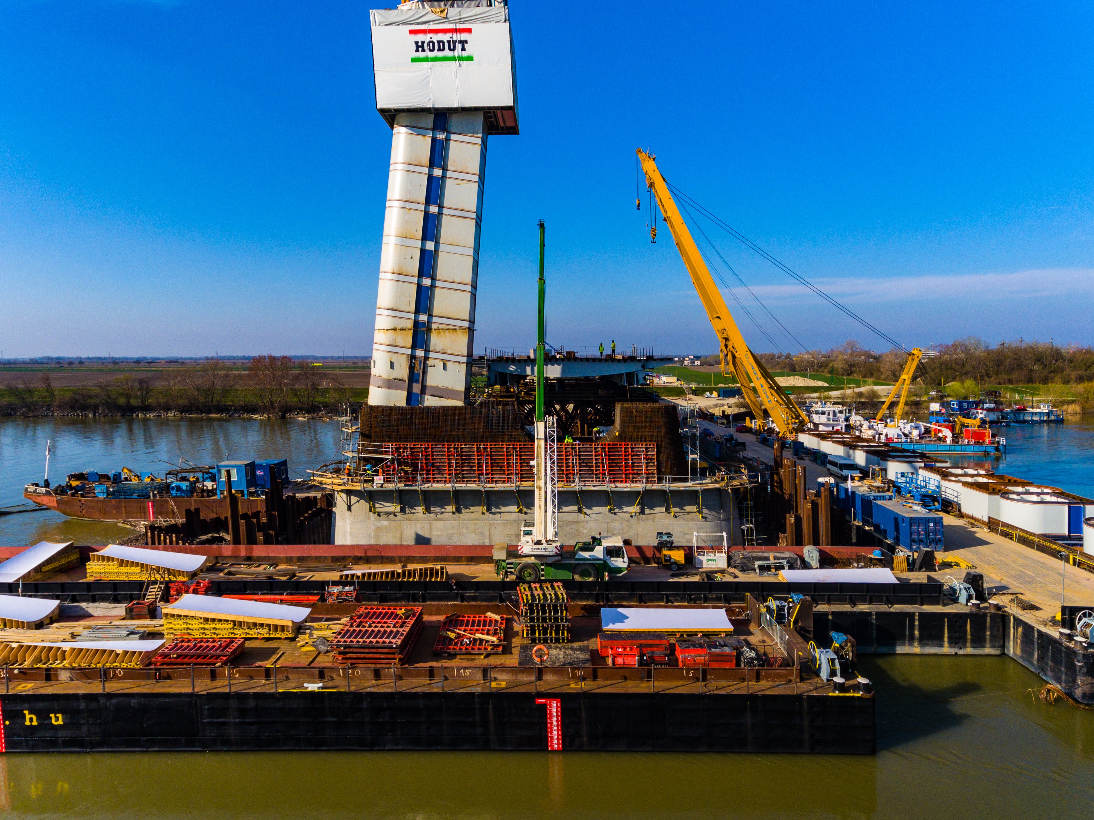 Pre priame naklonené časti piliera boli použité veľkoplošné panely TRIO 270x240 cm. Pre železobetónové časti v hrote piliera bolo navrhnuté debnenie na mieru z nosníkového systému VARIO. Výroba a predmontáž tohto debnenia prebehla vo výrobnej hale PERI v Senci.
