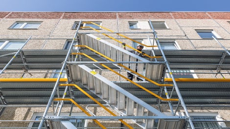 Die Treppe in 67 cm Breite passt sich nahtlos an das PERI UP Fassadengerüst an.<br/>