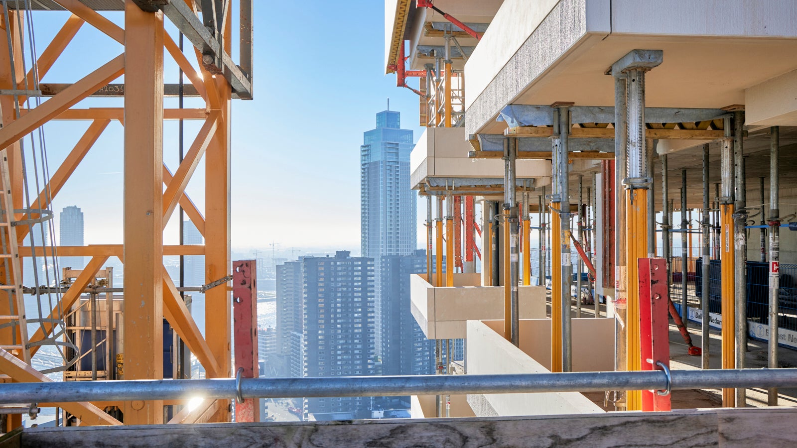 Ter ondersteuning van de prefab balkons zijn de lichtgewicht MULTIPROP stempels met hoge draagdracht toegepast.