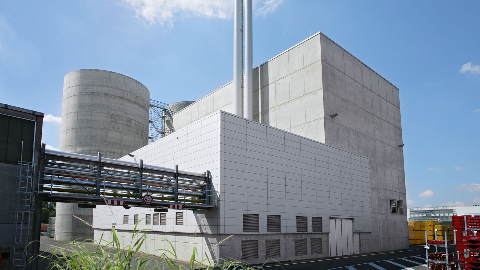 The biomass power plant at its production site in Weissenhorn is a symbol for sustainable actions at PERI. Using wood chips - a waste product from the girder production - heat and power are generated at the power station for the whole facility.
