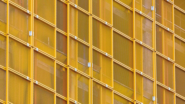 <p>Como alternativa a los cerramientos cerrados, PERI ha desarrollado el sistema de muro ligero de protecci&amp;oacute;n LPS Screen para estructuras con fachada abierta.</p><br/>