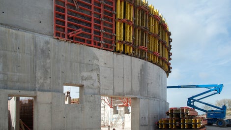 The curved walls are constructed using the cicular wall RUNDFLEX system together with TRIO which was used to construct the different sized openings