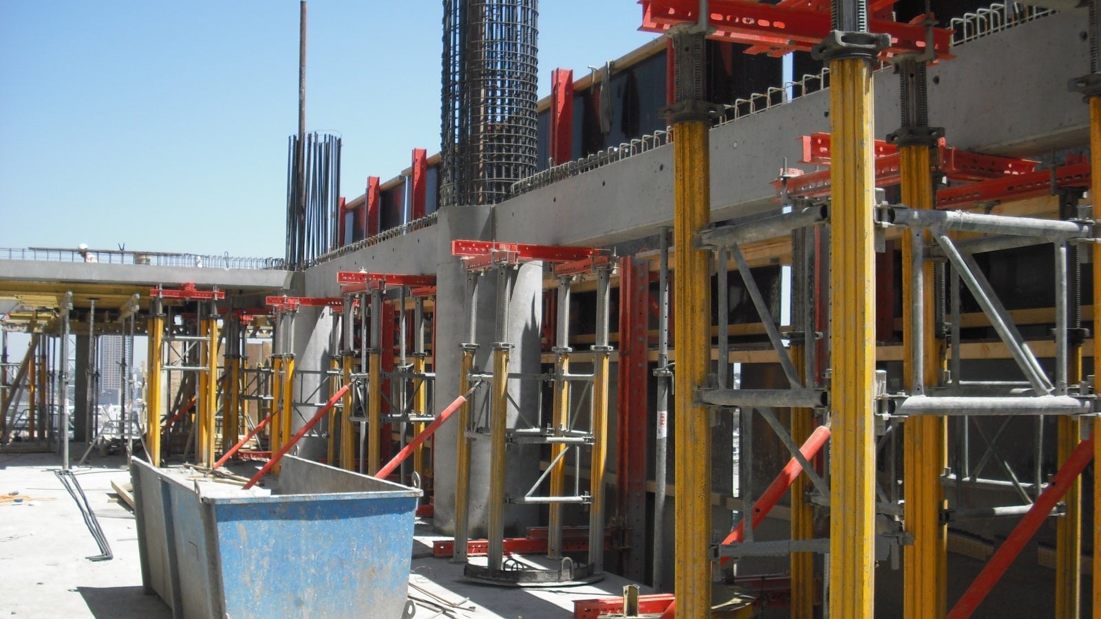 מגדלי תמיכה מולטיפרופ לקורות טרומיות - הסגירה עם מערכת ההגנה ההיקפית הבטיחה סביבת עבודה בטוחה