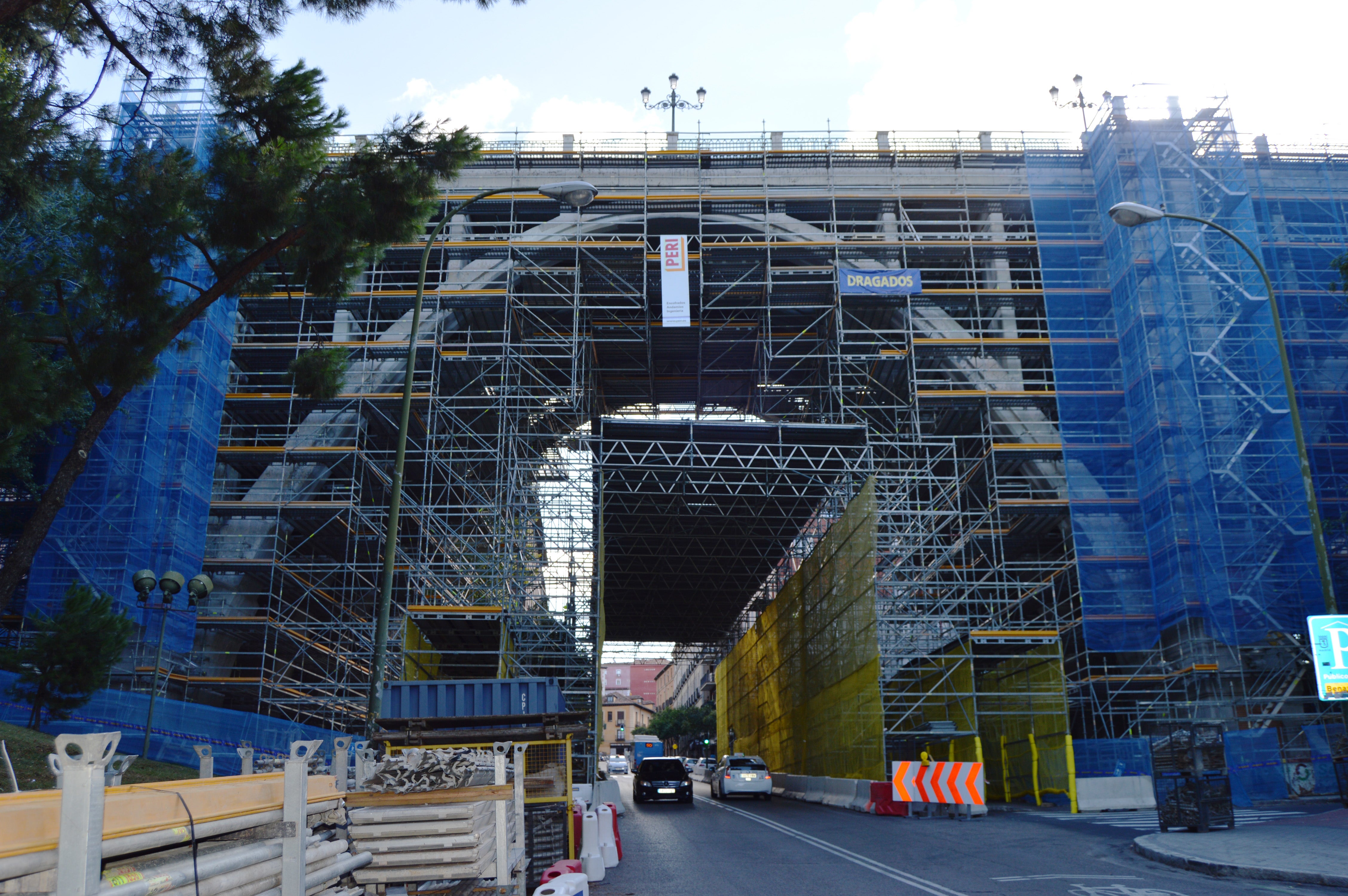 Viaducto calle Bailén, Madrid - Se instaló una estructura de andamio de 50 metros de longitud realizada con vigas de celosía ULA y plataformas metálicas UDI forradas con tablero para proteger el paso de personas y vehículos.