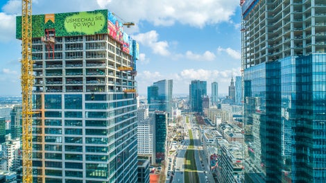 Osłony PERI RCS osłaniają kondygnacje, na których prowadzone są główne prace na budynku. Umożliwiają również wygodne zbrojenie belki obwodowej i sprężanie stropu.