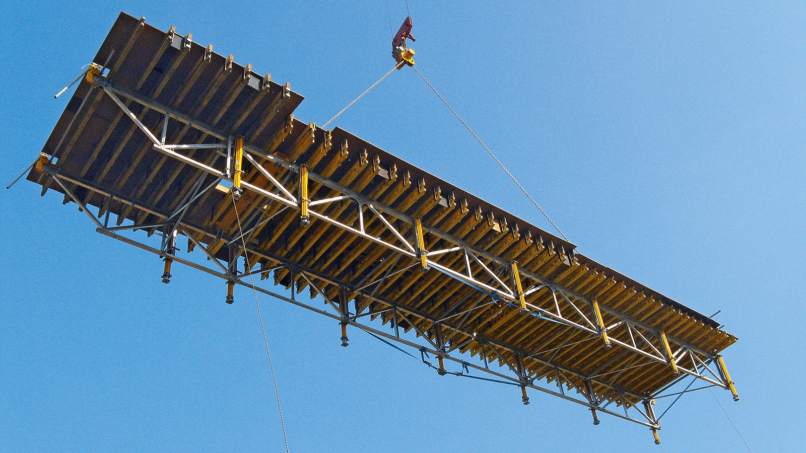 Com a PERI SKYTABLE, 100 metros quadrados de formas de placas foram movidos de forma rápida e segura com apenas uma palheta.