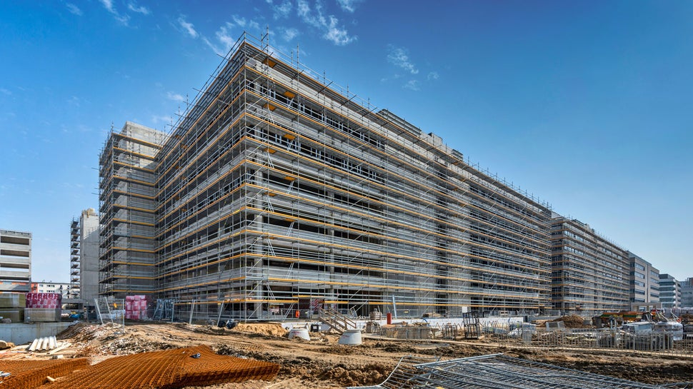 Nowo powstający park biurowo-usługowy „Business Garden Poznań II” wymaga zastosowania w jednym czasie na budowie 38 000 m kw. rusztowań.