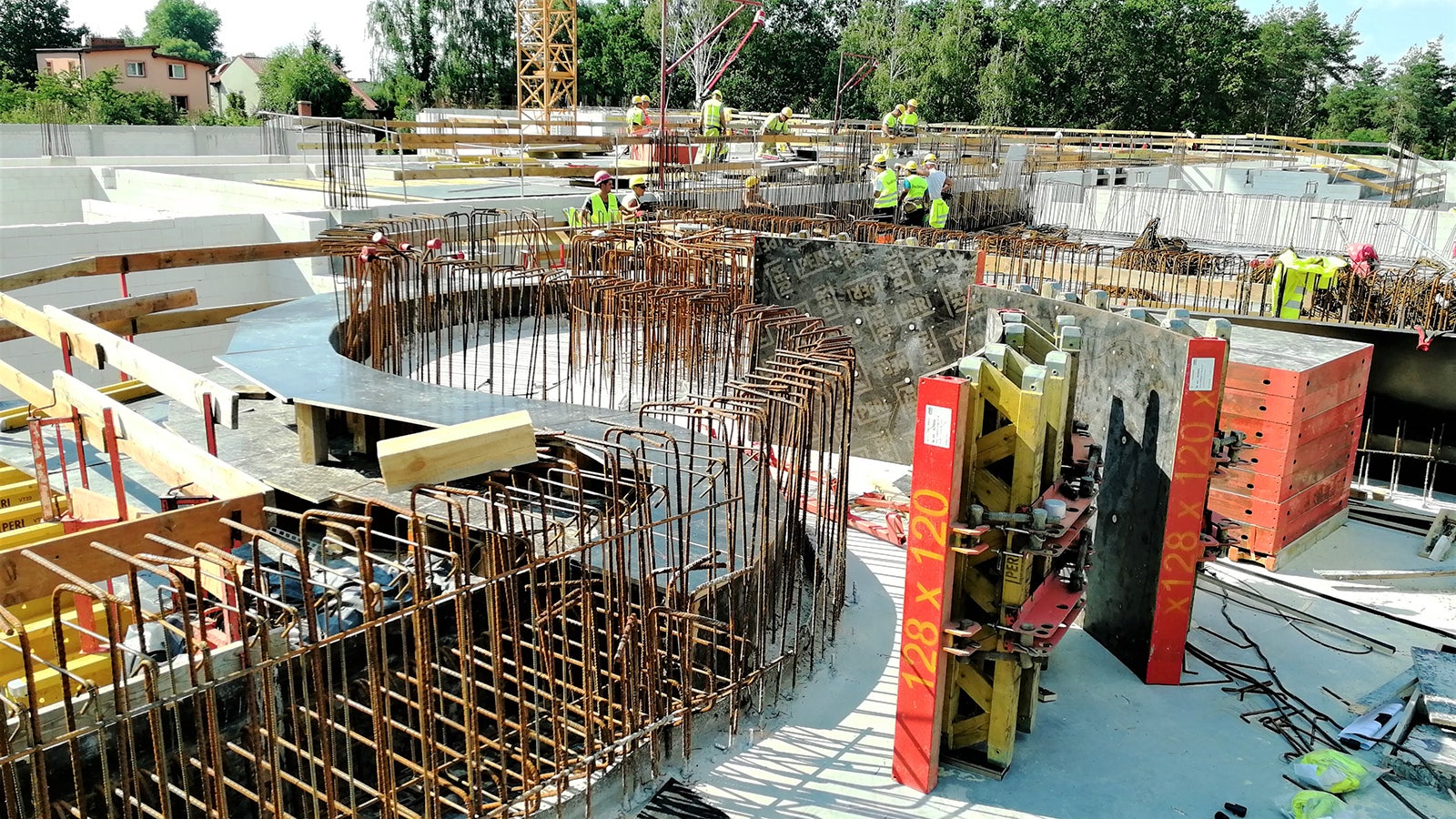 System RUNDFLEX sprawdził się przy formowaniu krzywoliniowych ścianek basenu o niewielkim promieniu