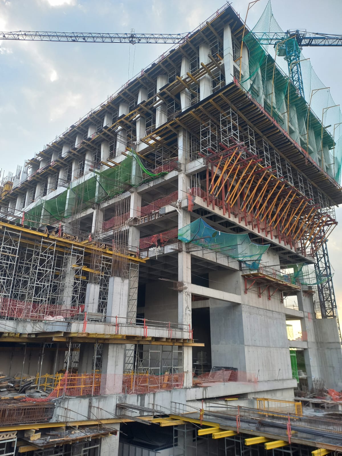 Torres de carga ST-100 en conjunto conencofrado para losas MULTIFLEX y encofrado para columnas VARIO VT-20.