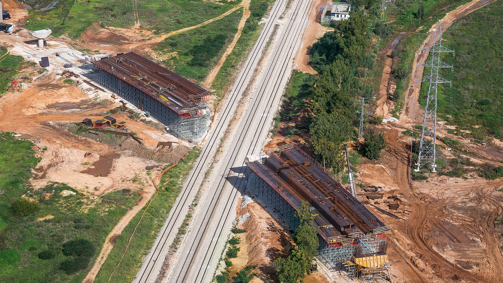 A solução de fôrmas e escoramento da PERI, bem como o suporte contínuo à obra, aceleraram a construção da ponte rodoviária de 450 metros (estrutura 301). 