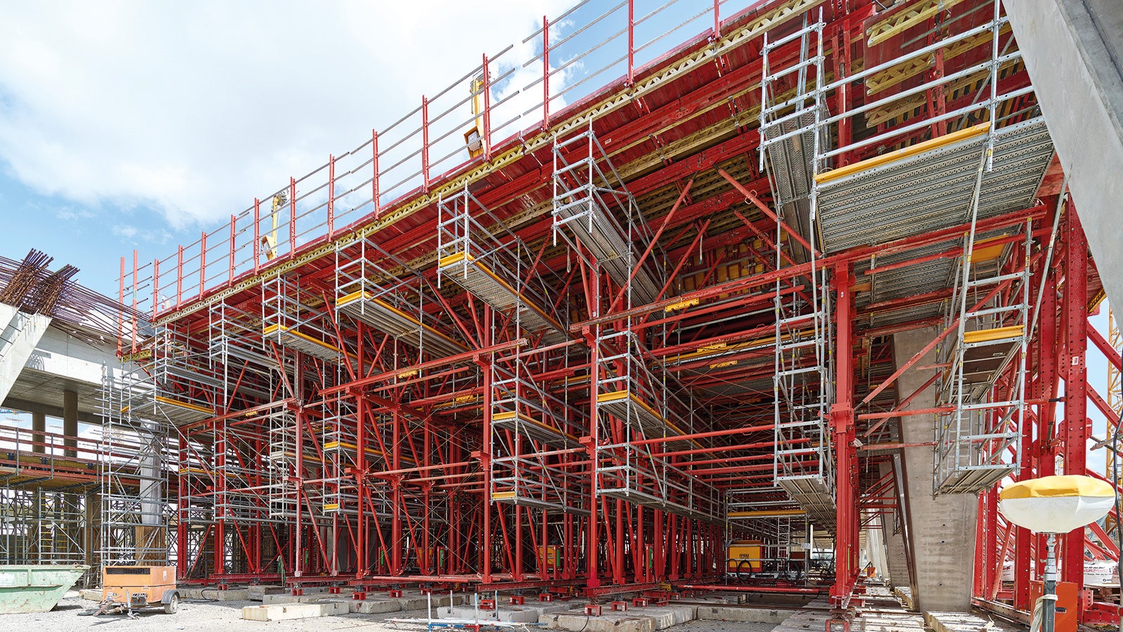 Um alle Anforderungen an die Arbeitssicherheit zu erfüllen, wurden alle Zugänge und Arbeitsplattformen im Schalwagen mit dem PERI UP Gerüstbaukasten ausgeführt.