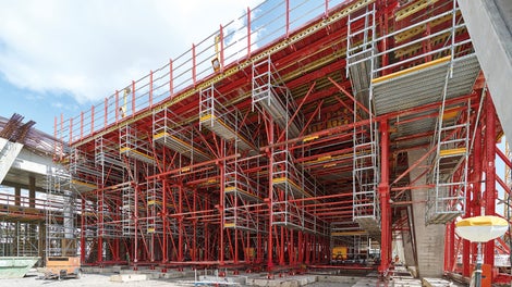 Um alle Anforderungen an die Arbeitssicherheit zu erfüllen, wurden alle Zugänge und Arbeitsplattformen im Schalwagen mit dem PERI UP Gerüstbaukasten ausgeführt.