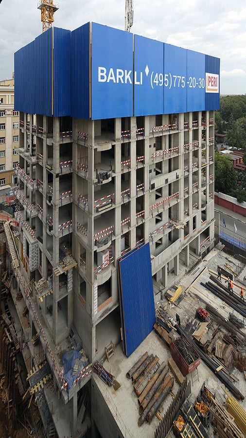 При проектировании ветрозащитных панелей RCS-P были учтены архитектурные особенности здания так, чтобы создать непрерывный контур ограждения по всему периметру.