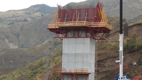 Las celosías del sistema de ingeniería VARIOKIT, proporcionan una estructura rígida y ligera que garantiza la correcta transmisión de cargas a las pilas sin necesidad de usar cimbras a grandes alturas.