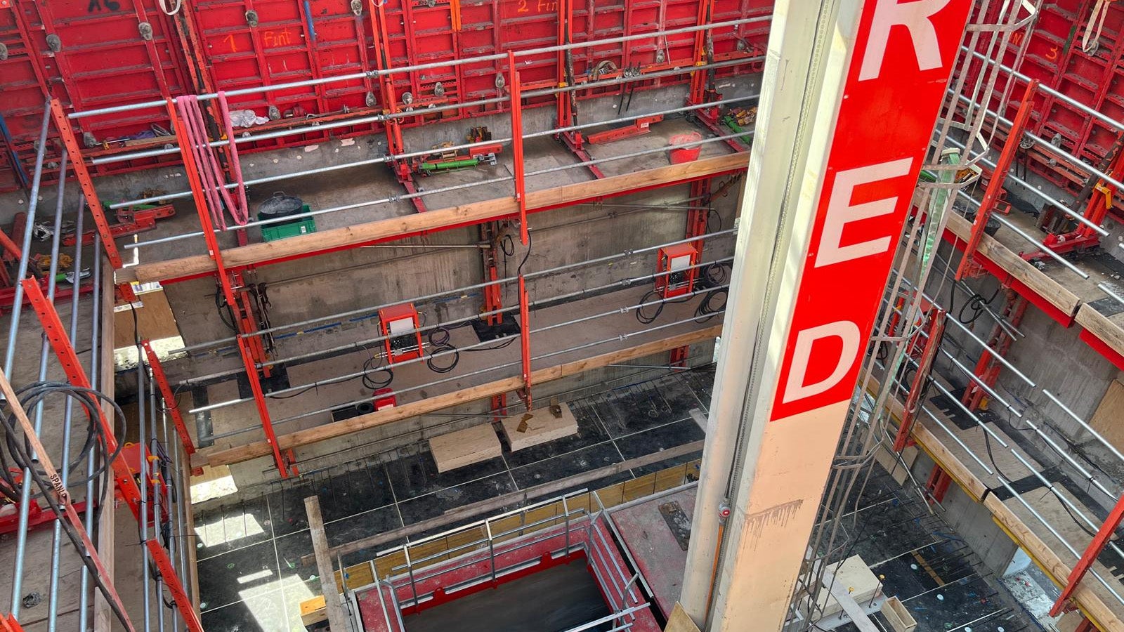 The BaanTower is het eerste project met een grootschalige inzet van de RCS MAX hydrauliek bij het RCS-C klimsysteem. Hierdoor is de cyclustijd van vijf dagen per verdieping behaald.