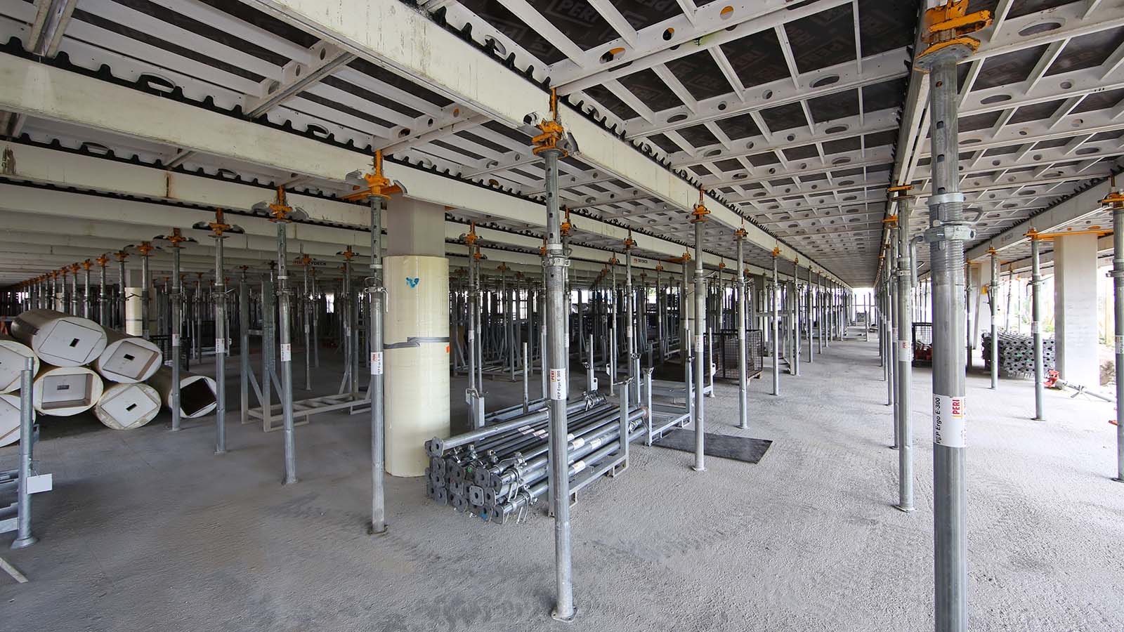 Die systematische Montagefolge und die geringen Einzelgewichte der SKYDECK beschleunigten den Baufortschritt.