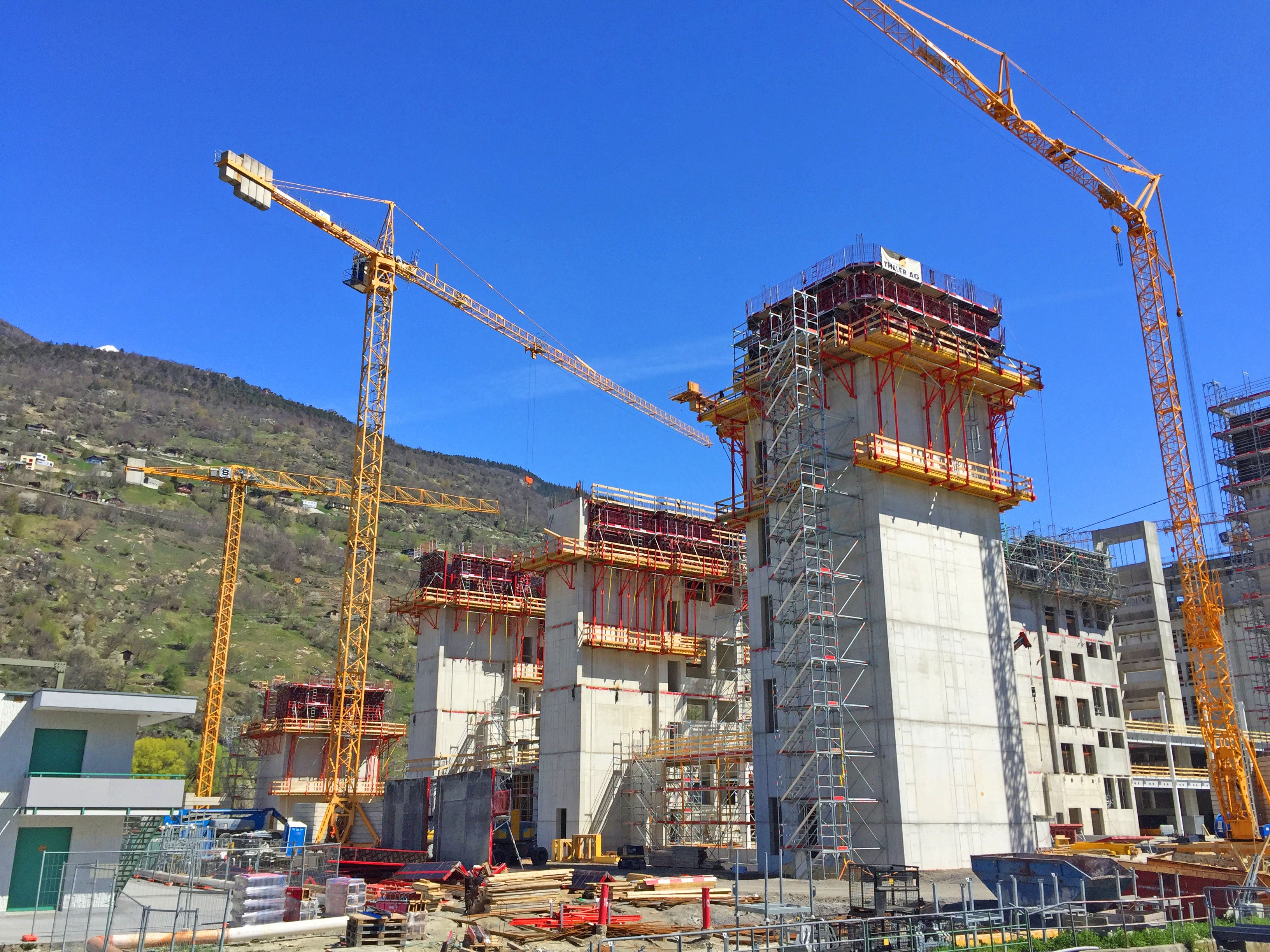 Le casseforme per pareti MAXIMO e impalcature a ripresa CB PERI assicurano un avanzamento della costruzione senza intoppi.<br/>Dato il ristretto orizzonte temporale, sono stati realizzati più nuclei contemporaneamente.