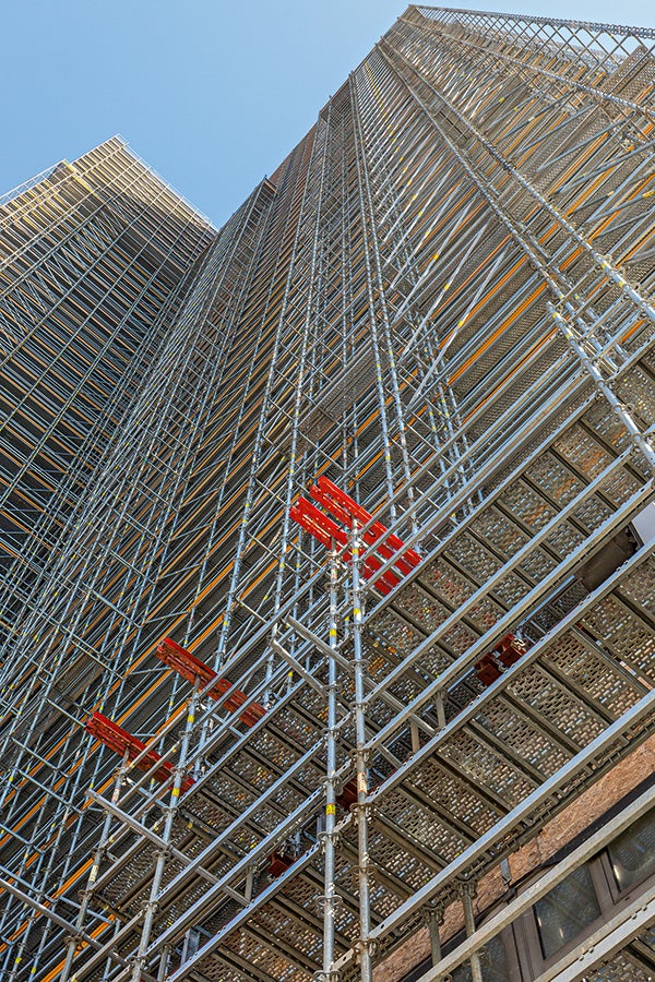 Das 25-cm-Systemraster macht PERI UP mit dem VARIOKIT Ingenieurbaukasten kompatibel, deren Systembauteile sowohl bei der Schutzdachkonstruktion als auch bei diversen Lastabtragungsmaßnahmen innerhalb der Gerüstkonstruktion verwendet werden.