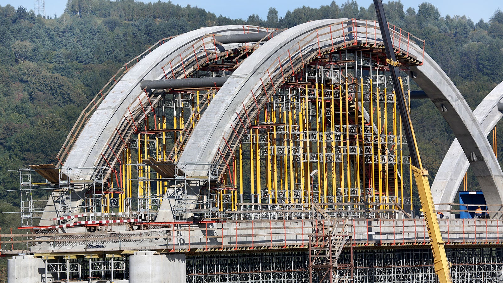 Budowa łuków mostu.