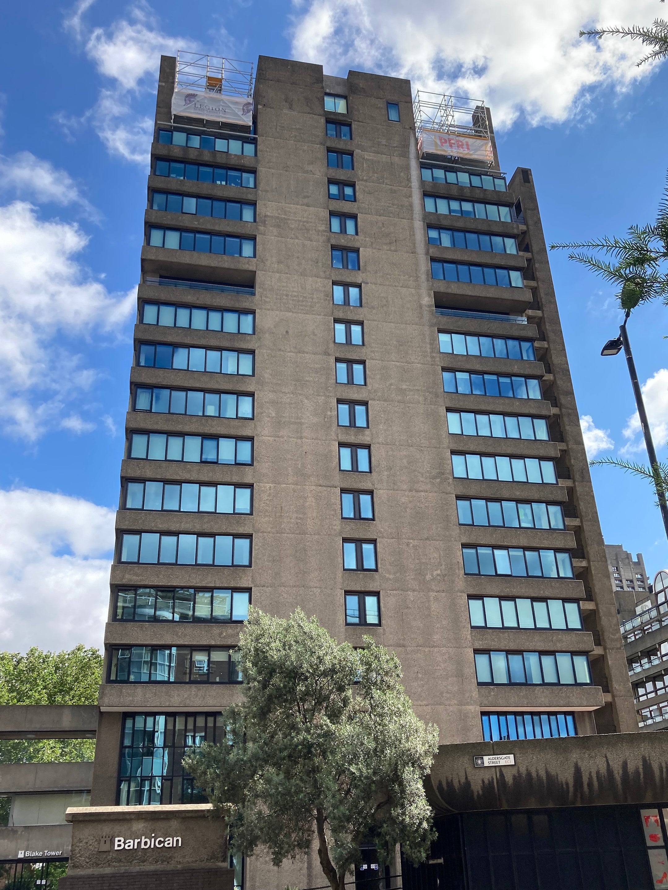 The PERI UP Flex hanger solution enabled window installation on the top floor of the building. 