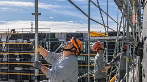 We have designed PERI UP with few components, a lightweight material, and self-locking systems, supporting efficient and safe assembly and dismantling of PERI UP scaffolds.