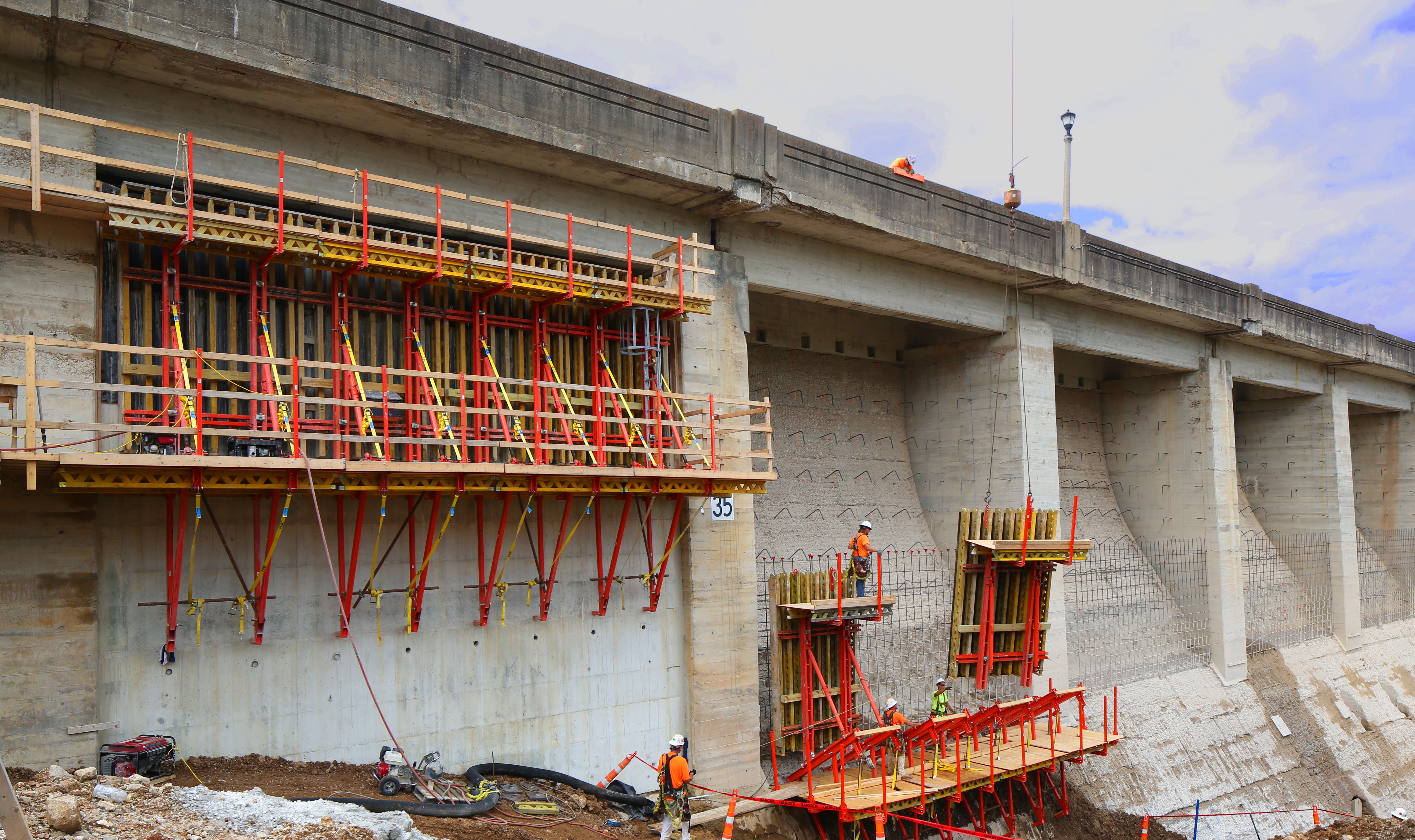 VARIO Wall Formwork panels are preassembled and flown into place for each section of the dam for use with the SCS single-sided climbing system.