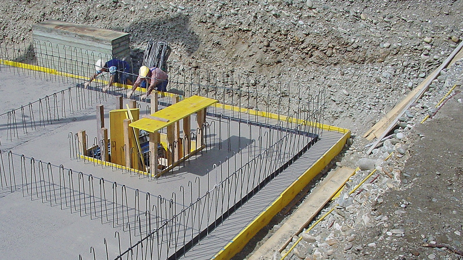 CEMflex fungerer både som en aktiv og passiv barriere i konstruksjonsskjøtene og blokkerer effektivt gjennomtrengning av vann. Du kan være trygg på at betongkonstruksjonene dine forblir motstandsdyktige mot vannrelaterte problemer.