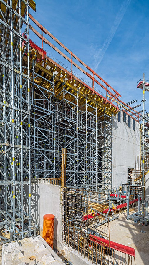Das Modulgerüst PERI UP Flex sorgt beim Bau der Goetheschule für effizientes Arbeiten und hohe Sicherheit – als Tragsystem bei der Unterstützung hoher Decken und als Bewehrungsgerüst.