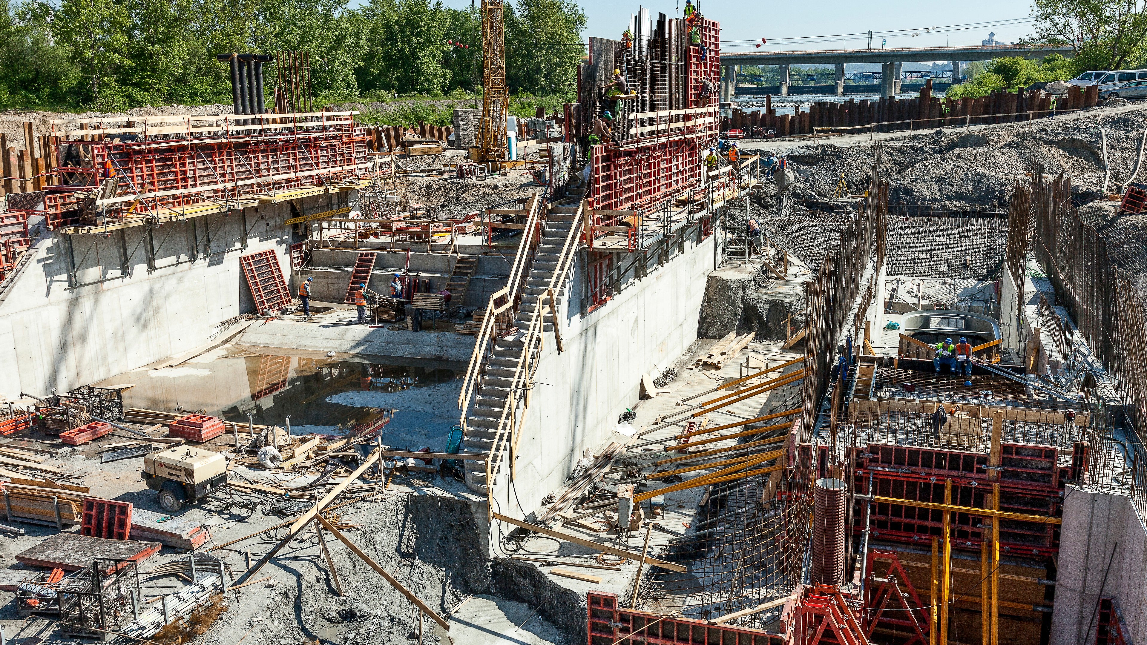 Projekt pozostáva z objektu trojpólovej hate a budovy malej vodnej elektrárne, ktorá je osadená na ľavostranné zaviazanie. Medzi telesom hate a budovou elektrárne je umiestnený štetinový rybovod pozostávajúci z troch ramien. 