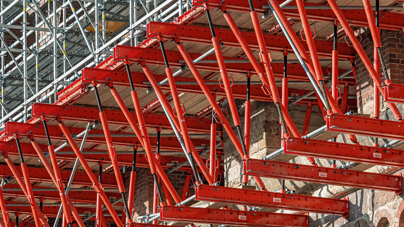 Jeweils drei 15 m lange VARIOKIT Fachwerke bilden das temporäre Tragwerk innerhalb eines Brückenbogens. Bei 32 Bögen sind auf 173 m Länge insgesamt 96 solcher Fachwerke montiert.