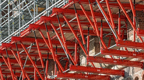 Jeweils drei 15 m lange VARIOKIT Fachwerke bilden das temporäre Tragwerk innerhalb eines Brückenbogens. Bei 32 Bögen sind auf 173 m Länge insgesamt 96 solcher Fachwerke montiert.