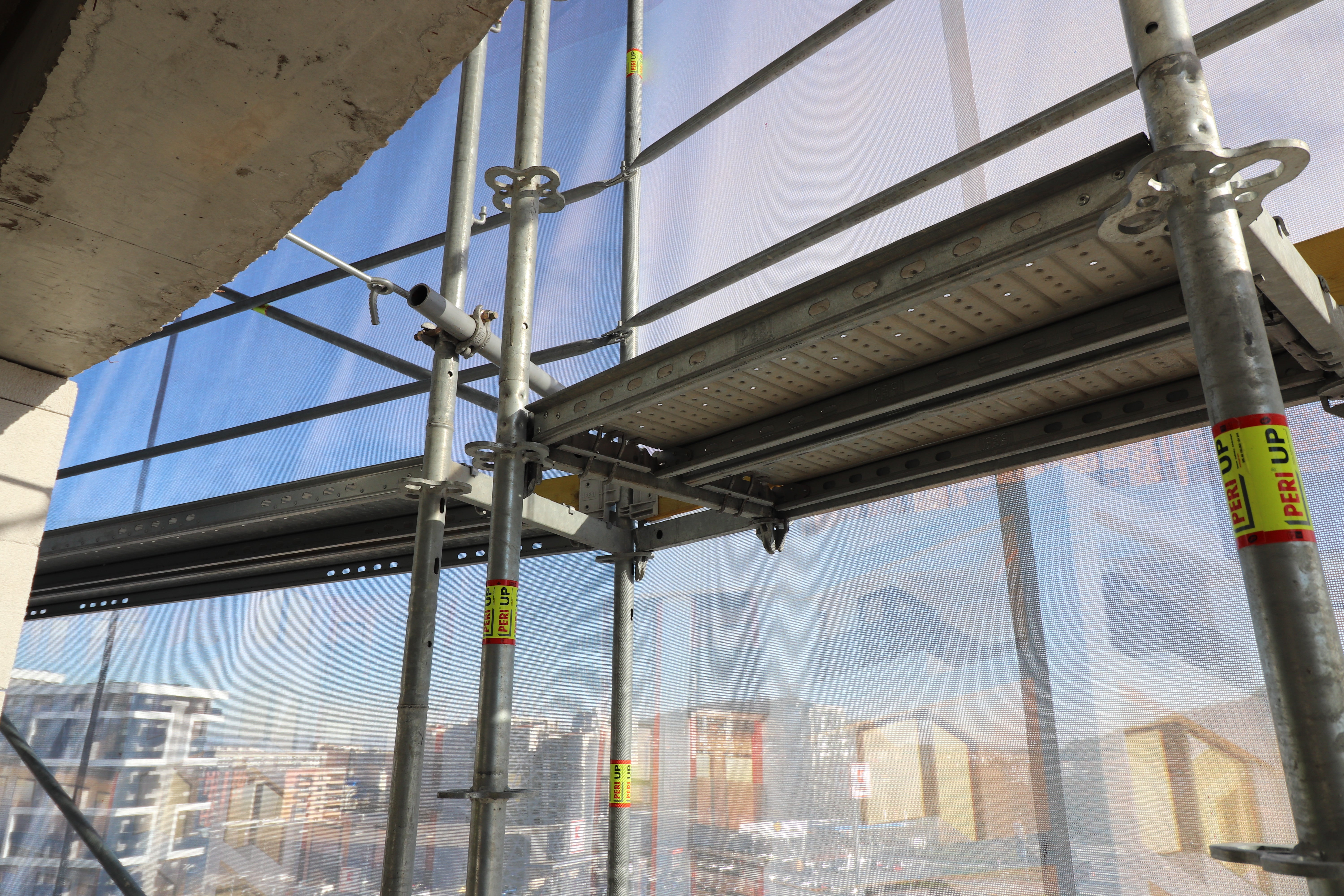 Интегрираната розетка към фасадното скеле PERI UP Easy позволява към нея да се монтират системни ригели от модулното скеле PERI UP Flex. Те могат да се монтират под различен ъгъл, което дава възможност да се изпълни свързана конструкция по окръжност, редуцирайки броя на вертикалите. 