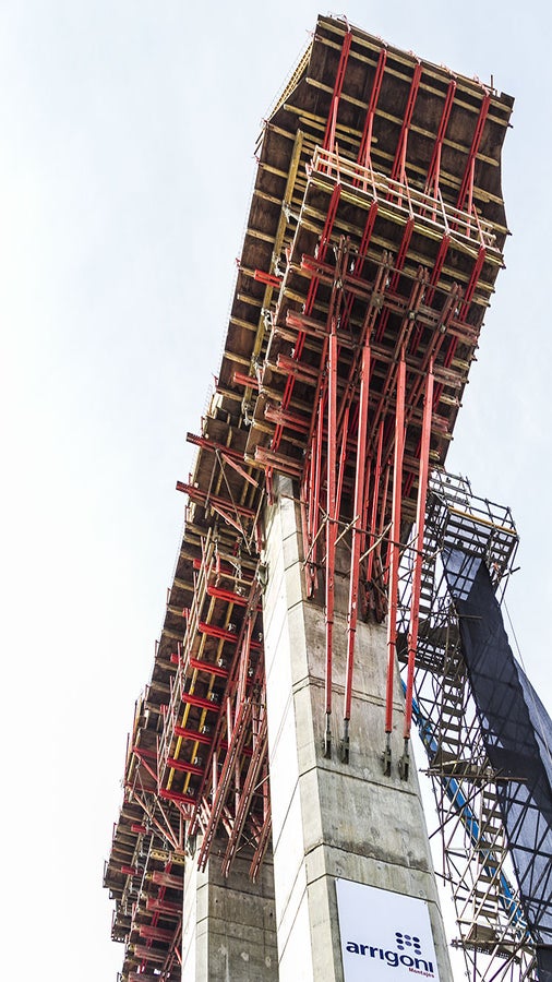 El sistema ha sido concebido con un planeamiento de ingeniería PERI que consta del uso de sistemas PERI UP Rosett, PERI TRIO, pero principalmente PERI Variokit.