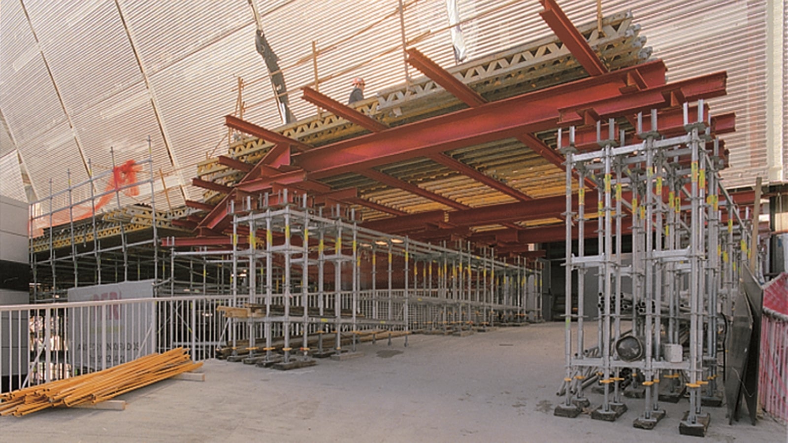 スタジアムは改築中も使用されたため、プラットフォームは同時に材料保管用として、また正門の観客を<br/>保護するために使用されました。これらは800 kg/㎡ までの負荷に対応可能です。